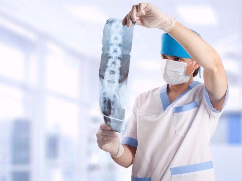 ārsts apskata momentuzņēmumu mugurkaula kakla daļā ar osteohondrozi