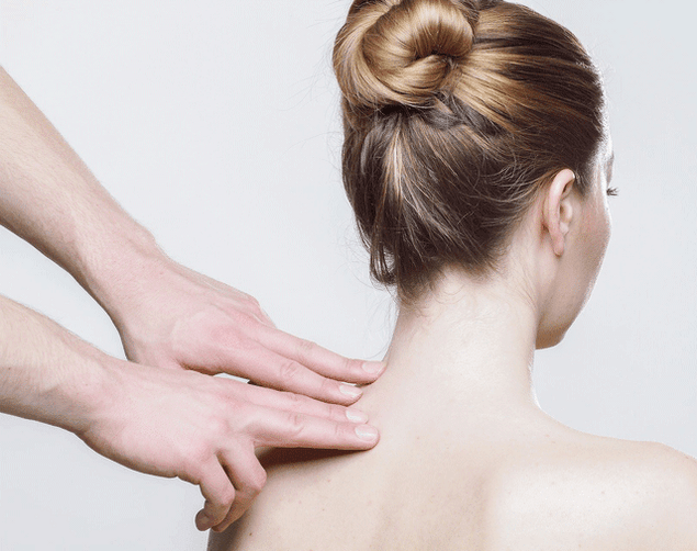 sievietes kakla masāža